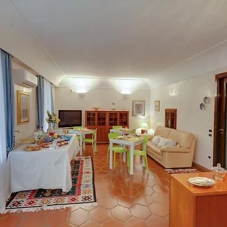 La Casa Della Nonna Oda ve Kahvaltı